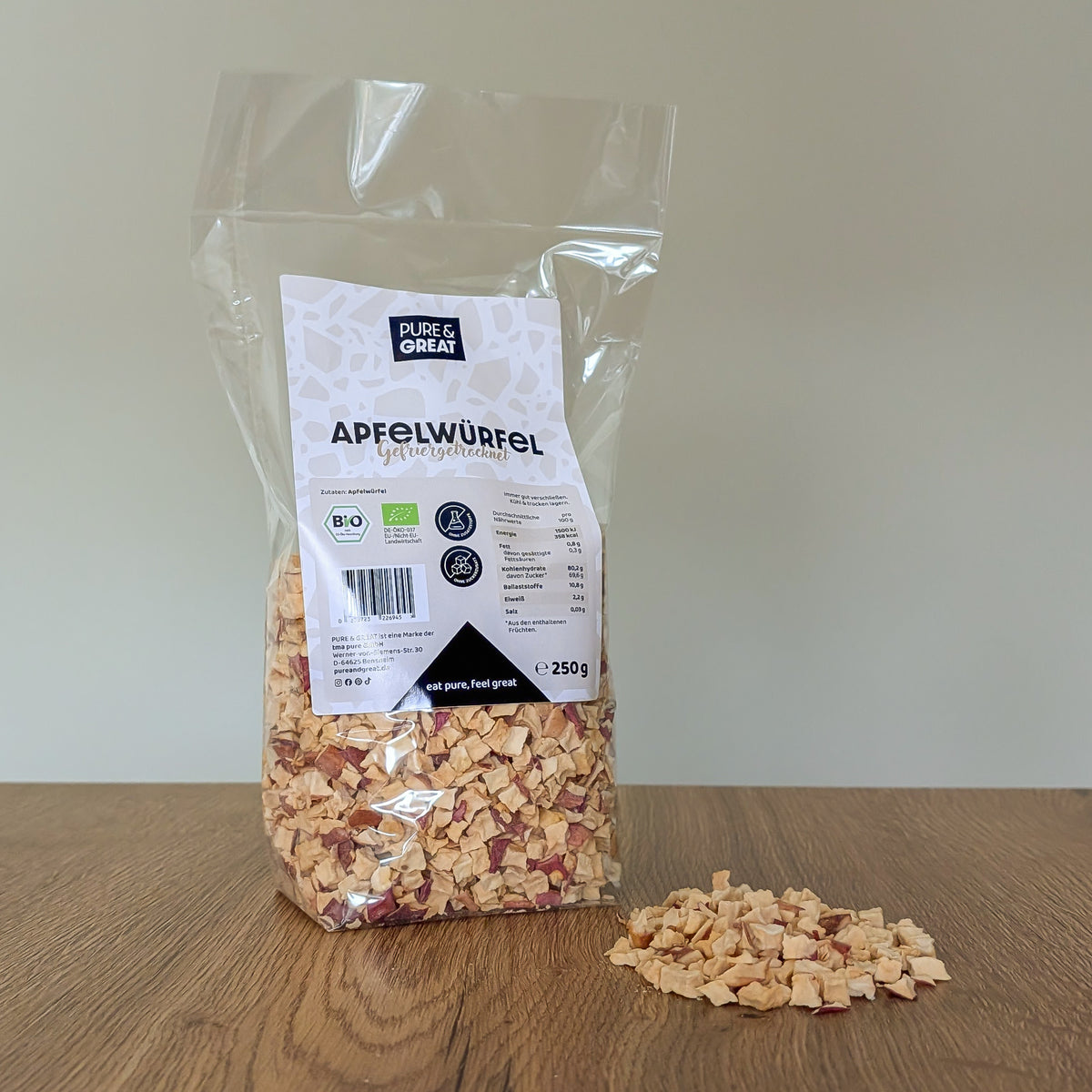 Bio Apfelwürfel in einer Packung und lose vor der Packung